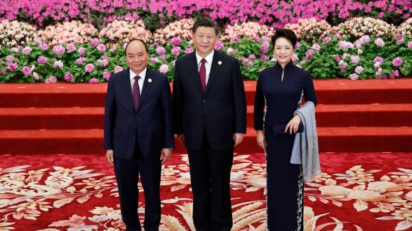 2019年4月26日，时任越南国家主席阮春福（Nguyen Xuan Phuc）访问中国与习近平、彭丽媛夫妇合影。