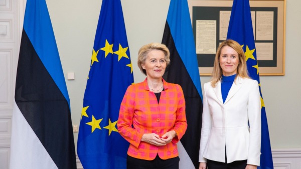 2022年10月10日，爱沙尼亚总理卡贾．卡拉斯（右）在爱沙尼亚塔林举行的会议前迎接欧盟委员会主席乌尔苏拉．冯德莱恩。