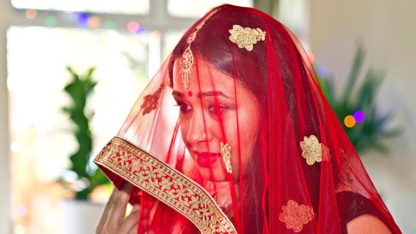 在尼泊尔有个尼瓦尔族，部落保留了古老的婚姻习俗