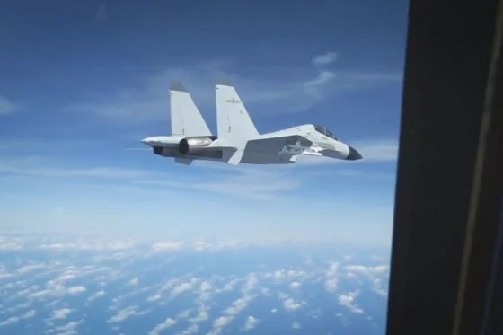 图为2022 年 12 月 21 日拍摄的视频显示，一架中共空军的喷气式战斗机在南海国际领空飞行靠近一架美国侦察机，造成危险的挑衅行为。（图片来源：美国印太司令部）