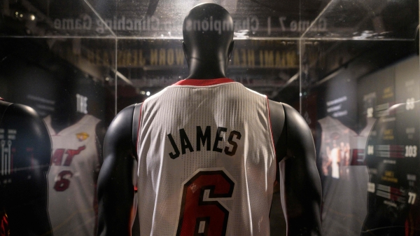 美國職籃NBA洛杉磯湖人球星詹姆斯2013年總冠軍賽第7戰球衣，今天在蘇富比拍賣會上，以370萬美元（約新台幣1.1億元）拍出。