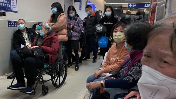 中國新年期間，上海一家醫院新冠病人人滿為患