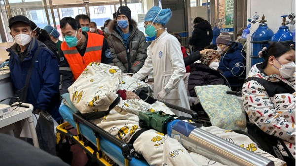 大陆忽然取消“清零”，引爆新一波疫情，北京医院人满为患。（图片来源：Getty Images）