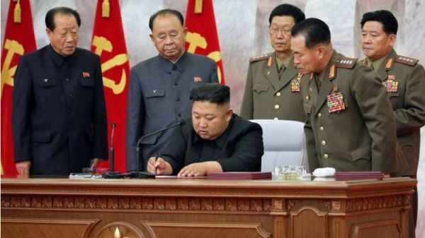 朝鲜人民军“一号人物”、朝鲜劳动党中央委员会的副委员长兼书记朴正天（右侧站立者）遭到免职，原因和去向不明。
