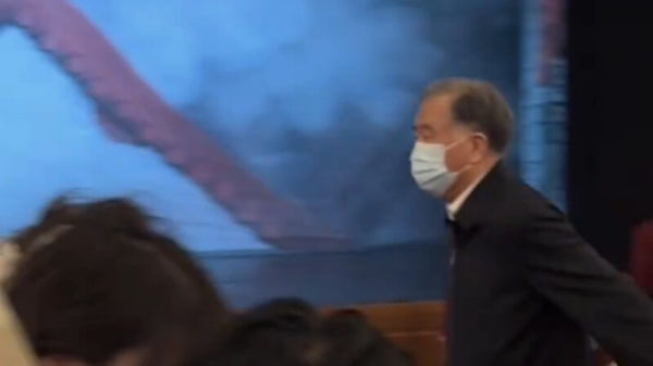 将于今年3月退休的中共全国政协主席汪洋在北京看剧被网友抓拍。（图片来源：视频截图）