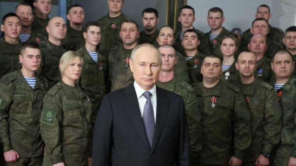 2022年12月31日，俄罗斯总统普京在顿河畔罗斯托夫南部军区总部向全国发表新年致辞时摆姿势。