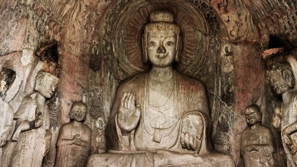 龙门石窟宾阳中洞的中央雕像，是释迦牟尼佛，两旁的圆雕造像，分别是二弟子迦叶、阿难、二菩萨文殊、普贤等。 