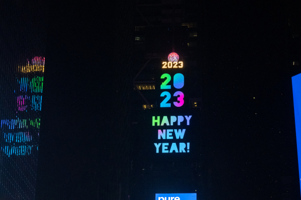 2023 年 1 月 1 日凌晨，美国纽约市时代广场的标志广告牌在新年夜12点过后点亮了“2023 新年快乐”的彩灯。这个新年夜估计有大约100 万人挤到时代广场迎接新年的到来。不过1月3日公布的一项最新盖洛普民调显示，大多数美国人对2023年的前景持悲观态度。（图片来源：Alexi Rosenfeld/ Getty Images）