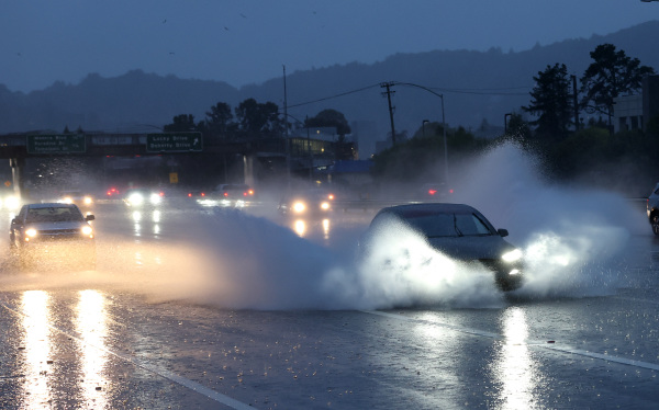 2023 年 1 月 4 日，美國加利福尼亞州格林布雷（Greenbrae）處的101號公路段，車輛在大雨中行駛。加州州長加文·紐森（Gavin Newsom）在當天發布了全州緊急聲明，因為在新年周末創紀錄的降雨量之後，又一場強風暴開始襲擊加州海岸地區。（圖片來源：Justin Sullivan/Getty Images）