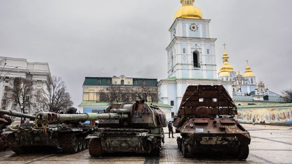 图为2023 年 1 月 5 日，乌克兰首都基辅的三圣教堂前的露天展览，陈列着被摧毁的俄罗斯军用车辆和装备。