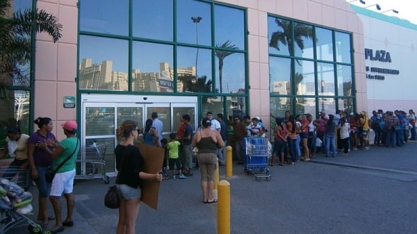 委内瑞拉人为购买必需品和食物于超市门外大排长龙