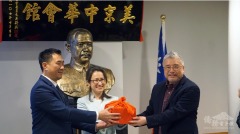 伍毅文接任美京中华会馆主席新任议职员宣誓就职(图)