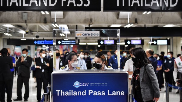 2021年10月27日，泰国素万那普国际机场新入口通道，准备欢迎第一批接种疫苗无需隔离的国际游客。