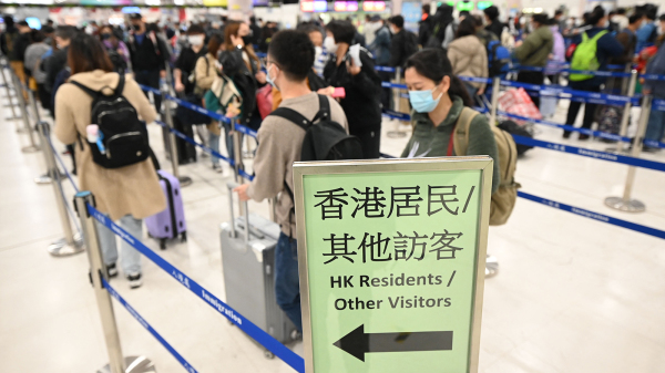 1月8日，中港通关首日北上人数众多，大批旅客在落马洲口岸排队等待入境深圳。（图片来源：Getty Images）