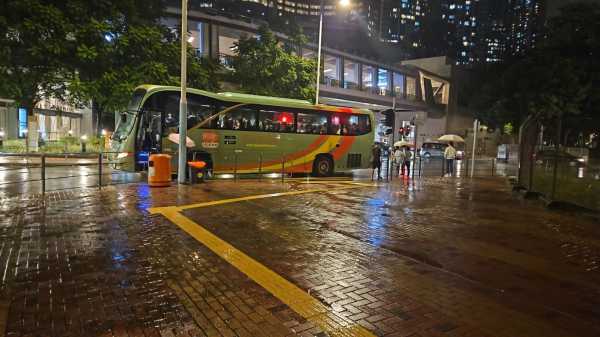 旅遊巴租車公司「租租巴」派出至少5輛旅遊巴到荃灣西鐵站，免費接載市民回屯門。（圖片來源：租租巴FB）