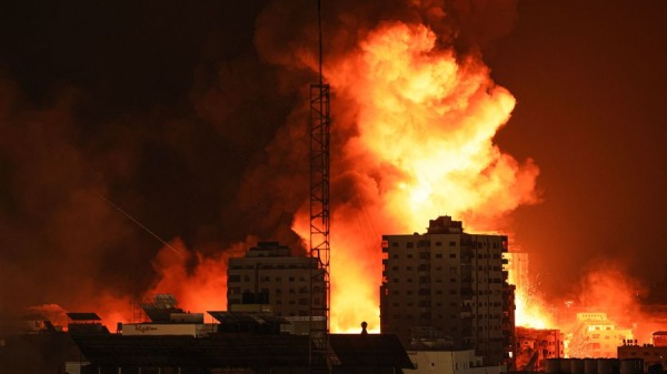 2023年10月9日，以色列轟炸加薩城時爆發火球。