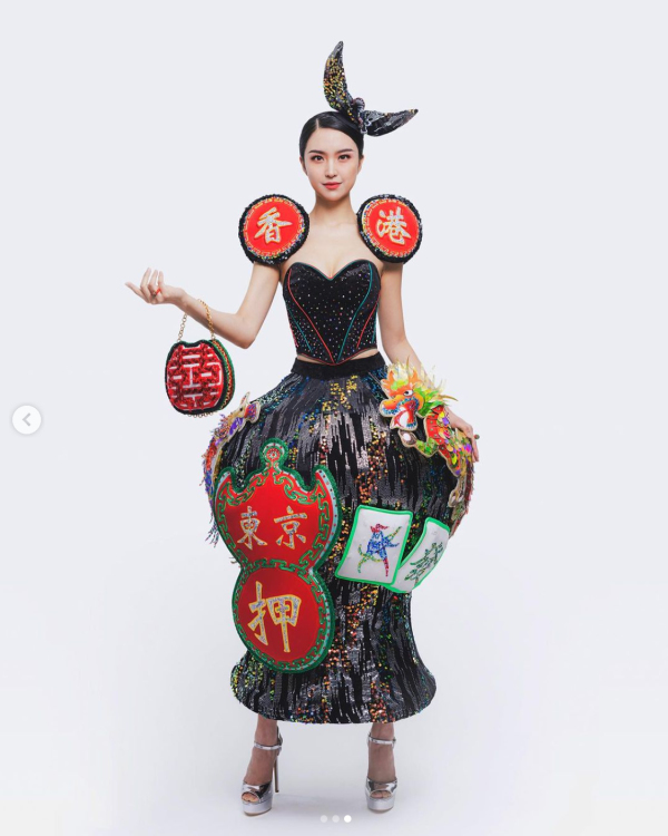 梁庭欣穿上香港“民族服装”的照片。（图片来源：“国际小姐香港代表”IG）