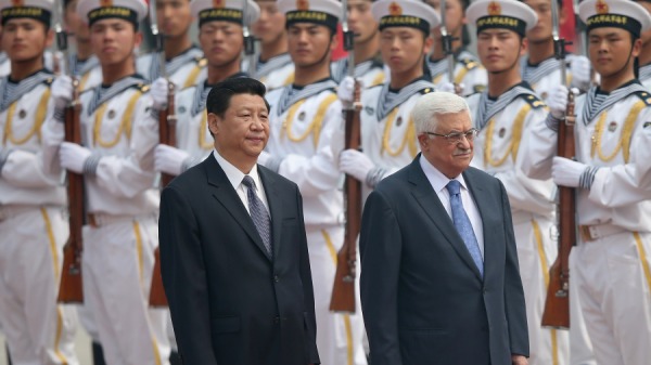 2013年5月6日在中國北京人民大會堂外舉行的歡迎儀式上，中國國家主席習近平（左）陪同巴勒斯坦總統阿巴斯（右）檢閱儀仗隊。