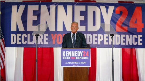 肯尼迪(Robert F.Kennedy Jr.)10月9日在費城宣布，他將放棄民主黨初選，以獨立無黨派人士身份競選總統。（Jessica Kourkounis/Getty Images)