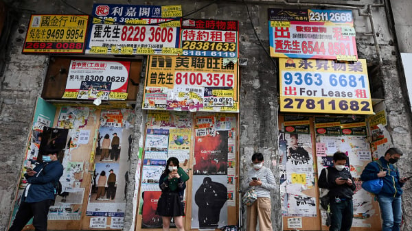 图为香港街边凋空的商铺外贴满广告。（图片来源：Getty Images）