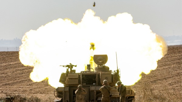 10月11日，以色列国防军炮击加沙地带军事目标。
