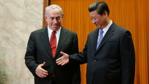 2013年5月9日，中国国家主席习近平在北京人民大会堂与以色列总理本杰明．内塔尼亚胡握手。
