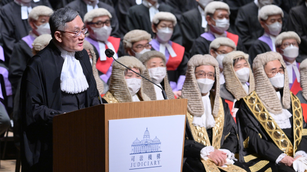 香港终审法院首席法官、国安法指定法官张举能（演讲者），也在考虑制裁名单之上。（图片来源：香港政府新闻处）