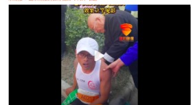 男子跑馬拉松腿抽筋老人點穴3秒恢復 (圖)