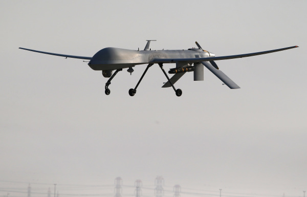 2016年1月7日，美國空軍一架MQ-1B掠奪者無人機（UAV）攜帶地獄火導彈在波斯灣地區執行任務後降落在一個秘密空軍基地。