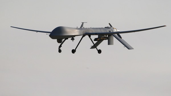 一架攜帶地獄火導彈的MQ-1B掠奪者無人機