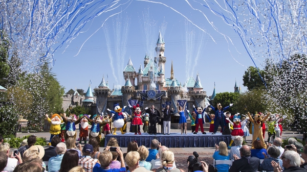 在這張由迪士尼樂園提供的講義照片中，米老鼠和他的朋友們在睡美人城堡舉行的儀式上慶祝迪士尼樂園成立60 週2(