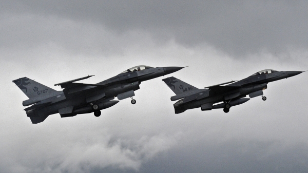 2013年1月23日，兩架美製F-16戰鬥機在花蓮東部空軍基地緊急升空。
