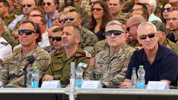 美国中东地区最高军事指挥官库里拉（Erik Ku​​rilla）（左1）（JACK GUEZ/AFP via Getty Images)