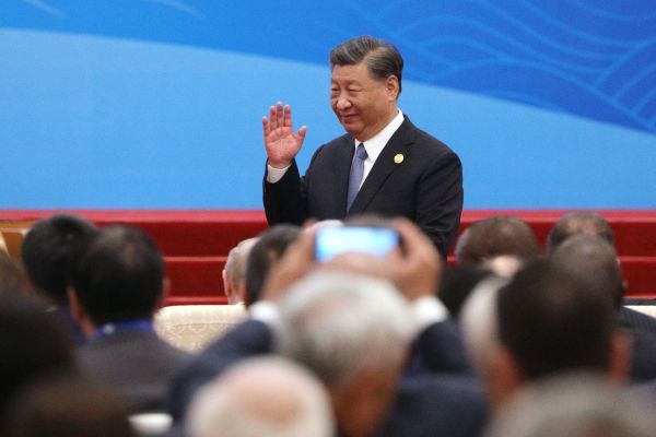 习近平于2023年10月18日在北京人民大会堂举行的第三届“一带一路”国际合作高峰论坛开幕式上做手势。