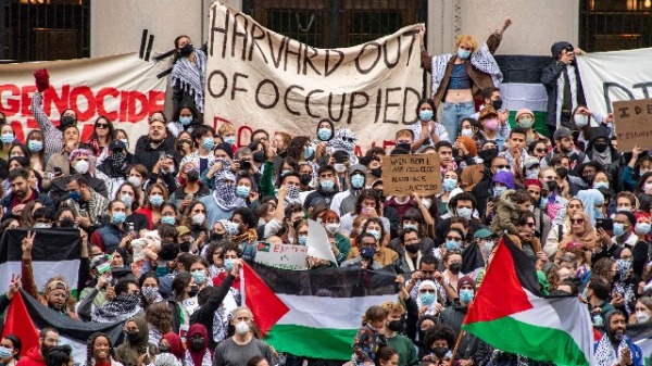 2023年10月14日，巴勒斯坦支持者聚集在哈佛大学，在马萨诸塞州剑桥举行的集会上表达对加沙巴勒斯坦人的支持。