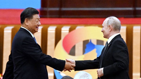 普京出席第三届“一带一路”国际合作高峰论坛，期间与习近平握手。（图片来源：Getty Images）