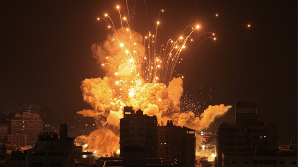 以色列经历半个世纪以来对其领土最致命的袭击后，正式向哈马斯宣战。图为以色列空袭加沙城。