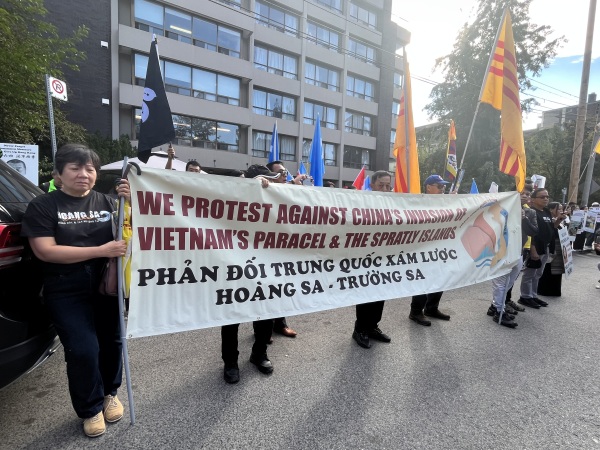 2023年10月1日国殇日，多个团体在多伦多中领馆前集会抗议。（看中国肖然摄）