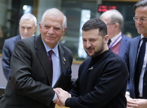 欧盟外交与安全政策高级代表博雷利与乌克兰总统泽连斯基握手。