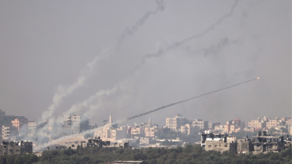 2023年10月23日，以色列和巴勒斯坦哈馬斯組織之間的戰鬥仍在繼續，火箭彈從加沙地帶向以色列境內發射。