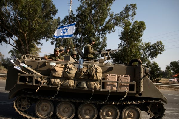 以色列国防军士兵搭乘装甲车前往加沙地带边界附近的南部城市斯德洛特（Sderot）。
