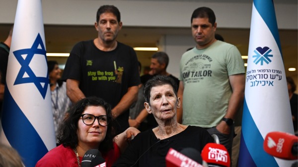 2023年10月24日晚，以色列特拉维夫，约切韦德・利夫希茨（中，Yocheved Lifshitz）被哈马斯释放后与女儿莎朗・利夫希茨（左，Sharone Lifschitz）在特拉维夫伊奇洛夫医院（Ichilov Hospital）外接受媒体采访。