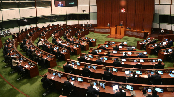 10月25日李家超（前台左）在立法会发表任内第二份《施政报告》。（图片来源：香港政府新闻处）