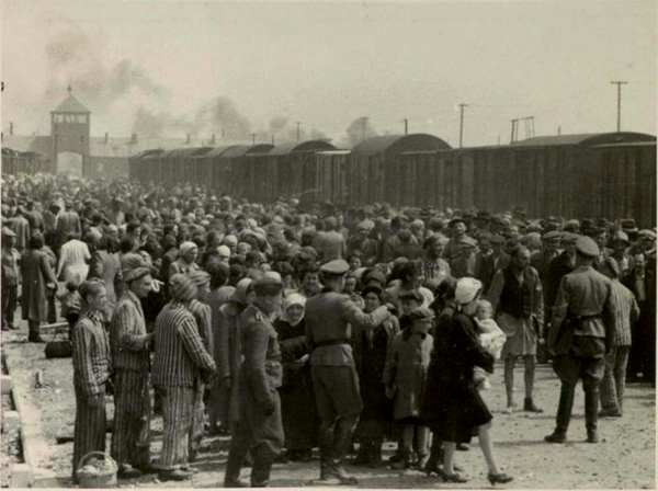 攝於德國控制下的波蘭的奧斯維辛集中營。一些匈牙利猶太人經火車到達的場景，絕大部分被直接送往毒氣室。