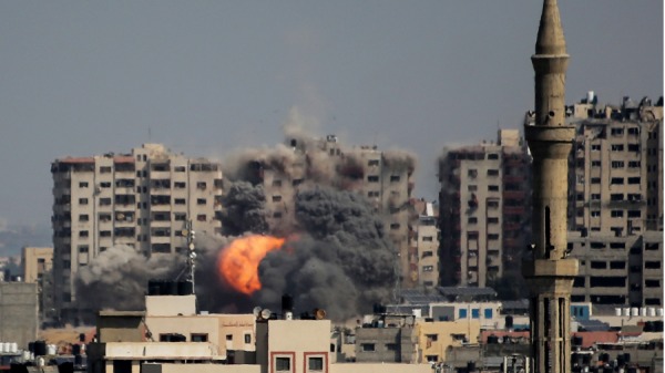 2023年10月12日，以色列空袭加沙走廊北部一栋住宅建筑物。
