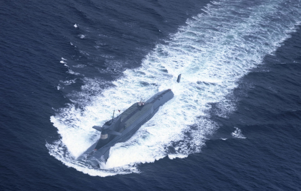 中共海軍北海艦隊一艘核動力潛艦正準備潛入大海。