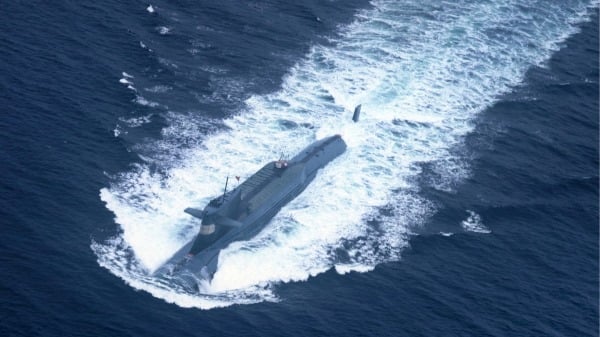 中共海军北海舰队一艘核动力潜舰正准备潜入大海。