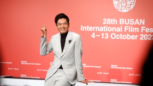 周润发出席韩国釜山举行的第28届釜山国际电影节期间在KNN剧院举行的“年度亚洲电影人”新闻发布会。