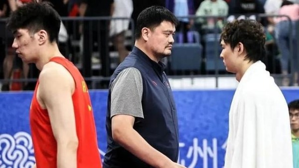 中国篮协主席姚明在发布会最后亲自现身道歉