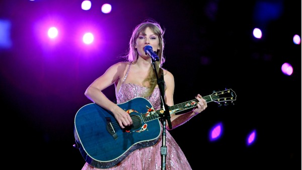 泰勒・斯威夫特(Taylor Swift | The Eras Tour) 于2023 年7 月14 日在科罗拉多州丹佛市Mile High 的Empower Field 举行的“泰勒・斯威夫特| The Eras 巡演”期间在舞台上表演。(Tom Cooper/TAS23/Getty Images for TAS Rights Management)